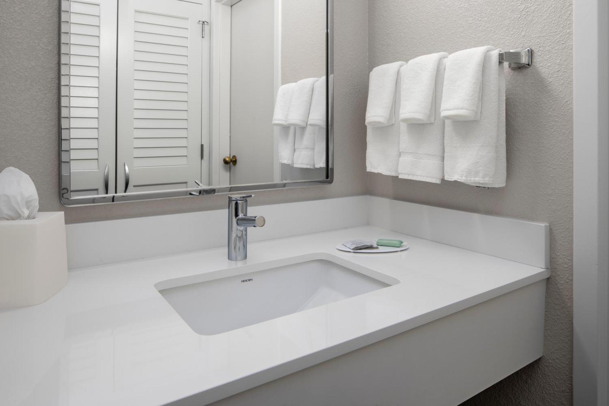 Отель Courtyard By Marriott Little Rock West Экстерьер фото