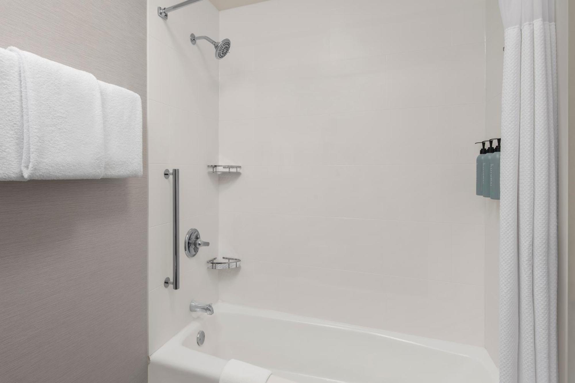 Отель Courtyard By Marriott Little Rock West Экстерьер фото