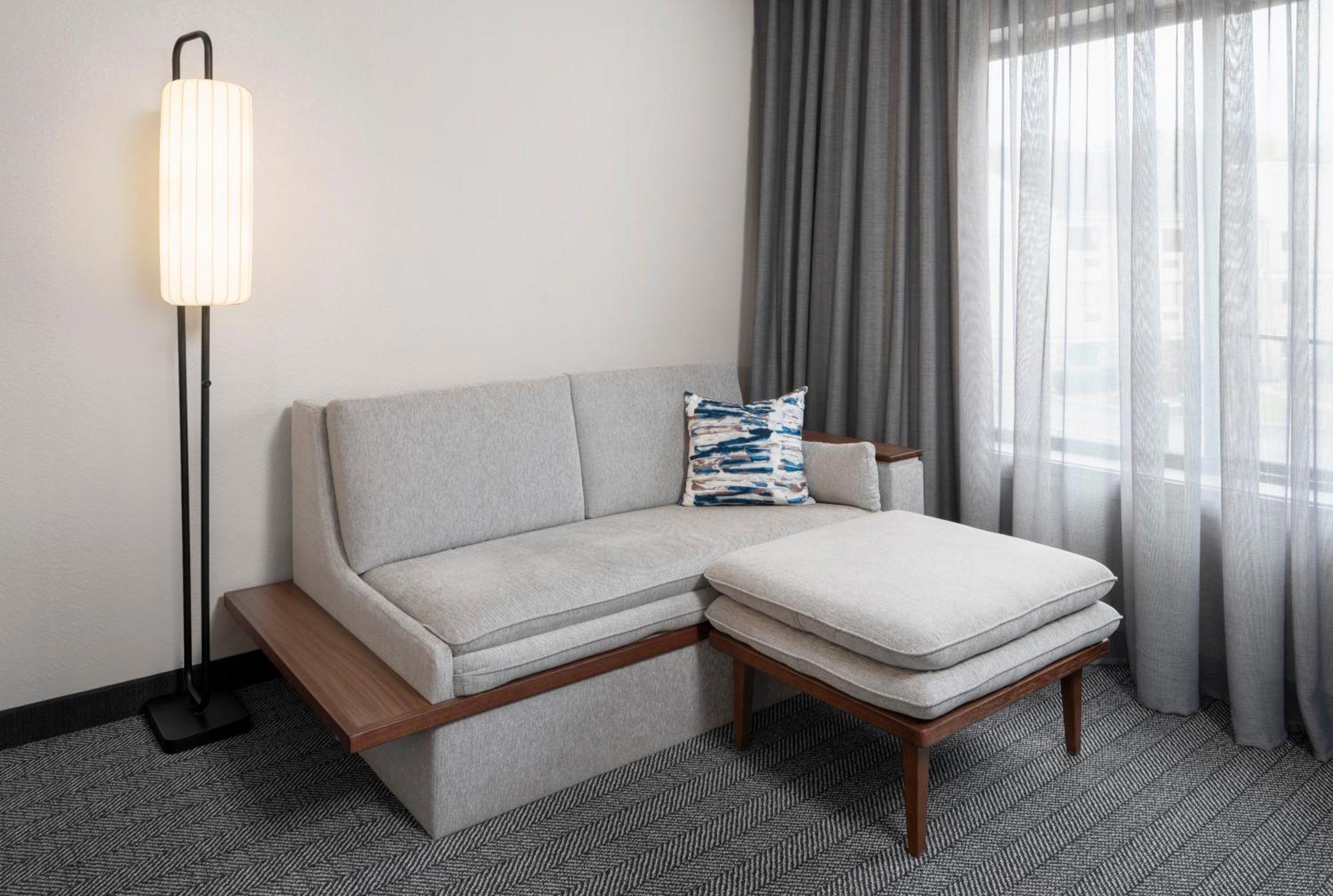 Отель Courtyard By Marriott Little Rock West Экстерьер фото