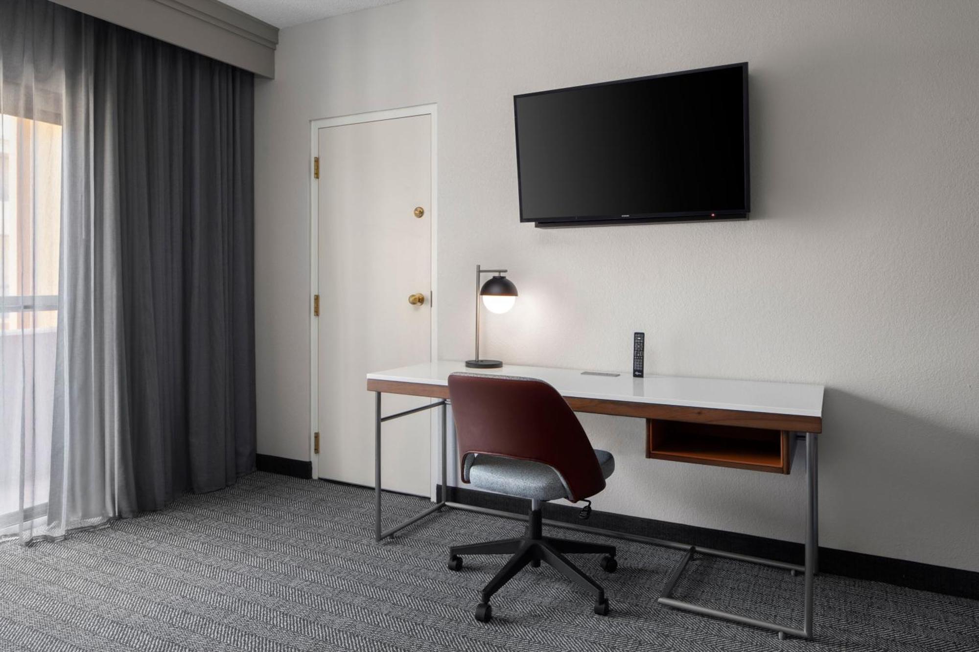 Отель Courtyard By Marriott Little Rock West Экстерьер фото