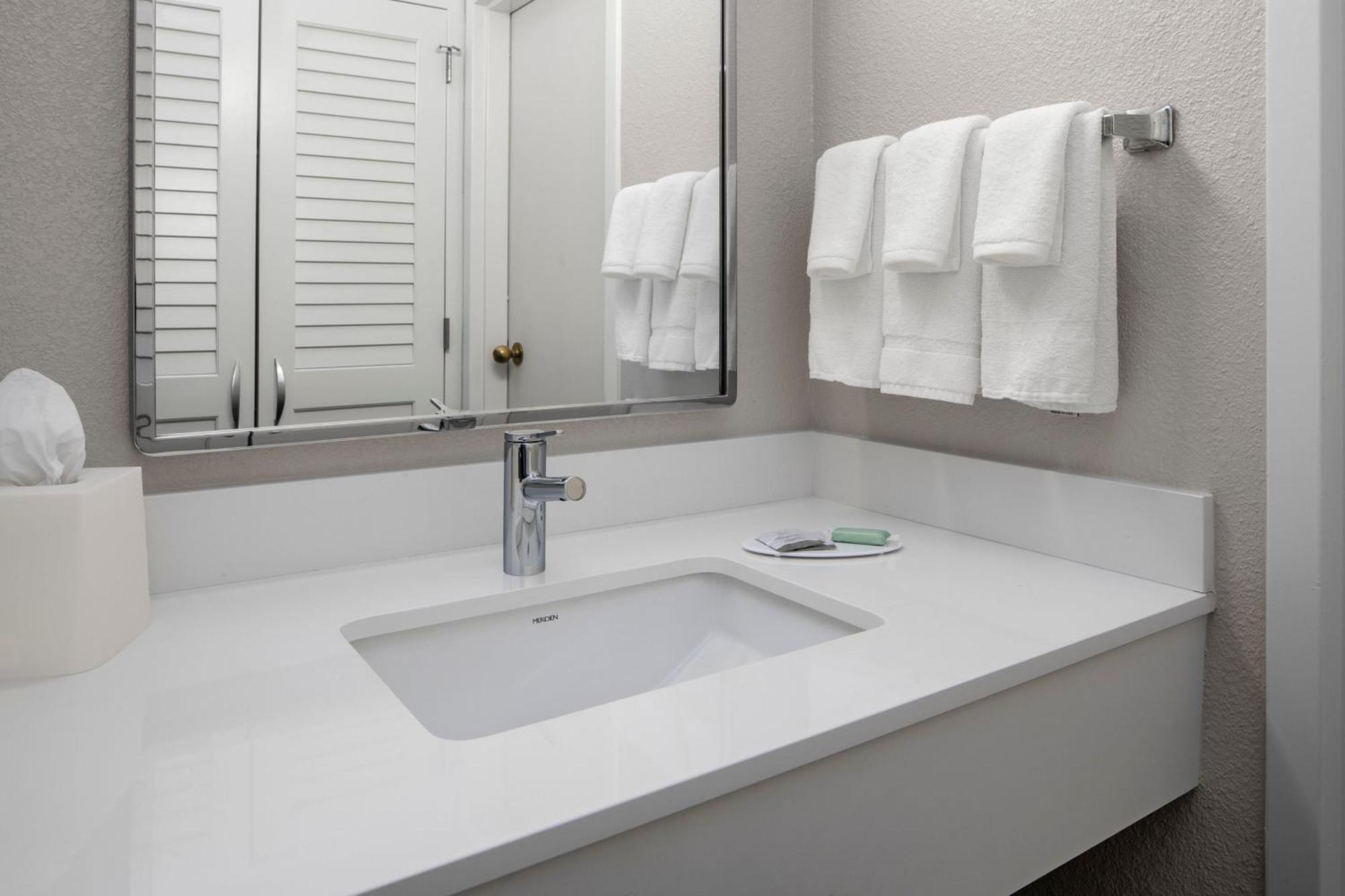 Отель Courtyard By Marriott Little Rock West Экстерьер фото