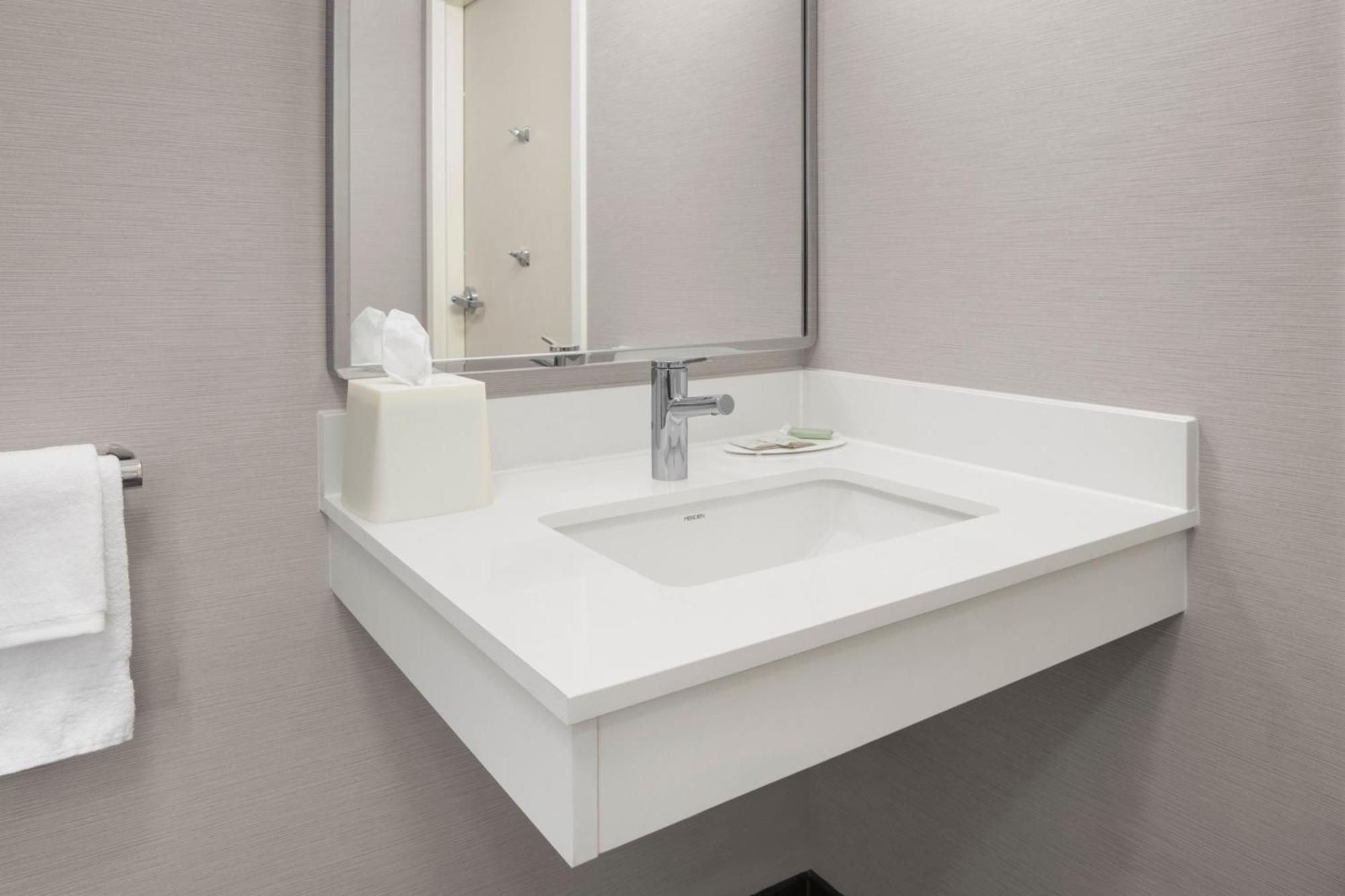 Отель Courtyard By Marriott Little Rock West Экстерьер фото