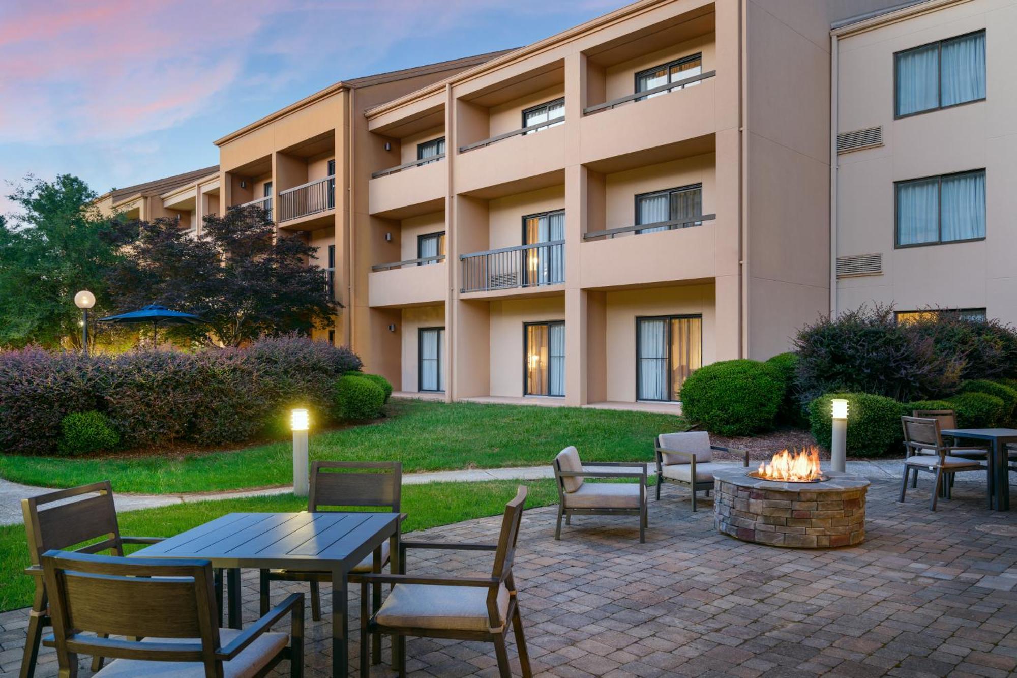 Отель Courtyard By Marriott Little Rock West Экстерьер фото